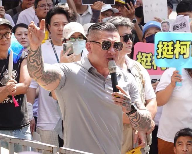 邱毅在与苏恒的对谈中说到，民进党从来都是欺善怕恶，专捏软柿子，而馆长文武全才，民