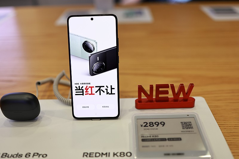 现在手里攥着的是红米K80，12+512的白色款，去年过年前换的，之前用的是RedmiNote12T