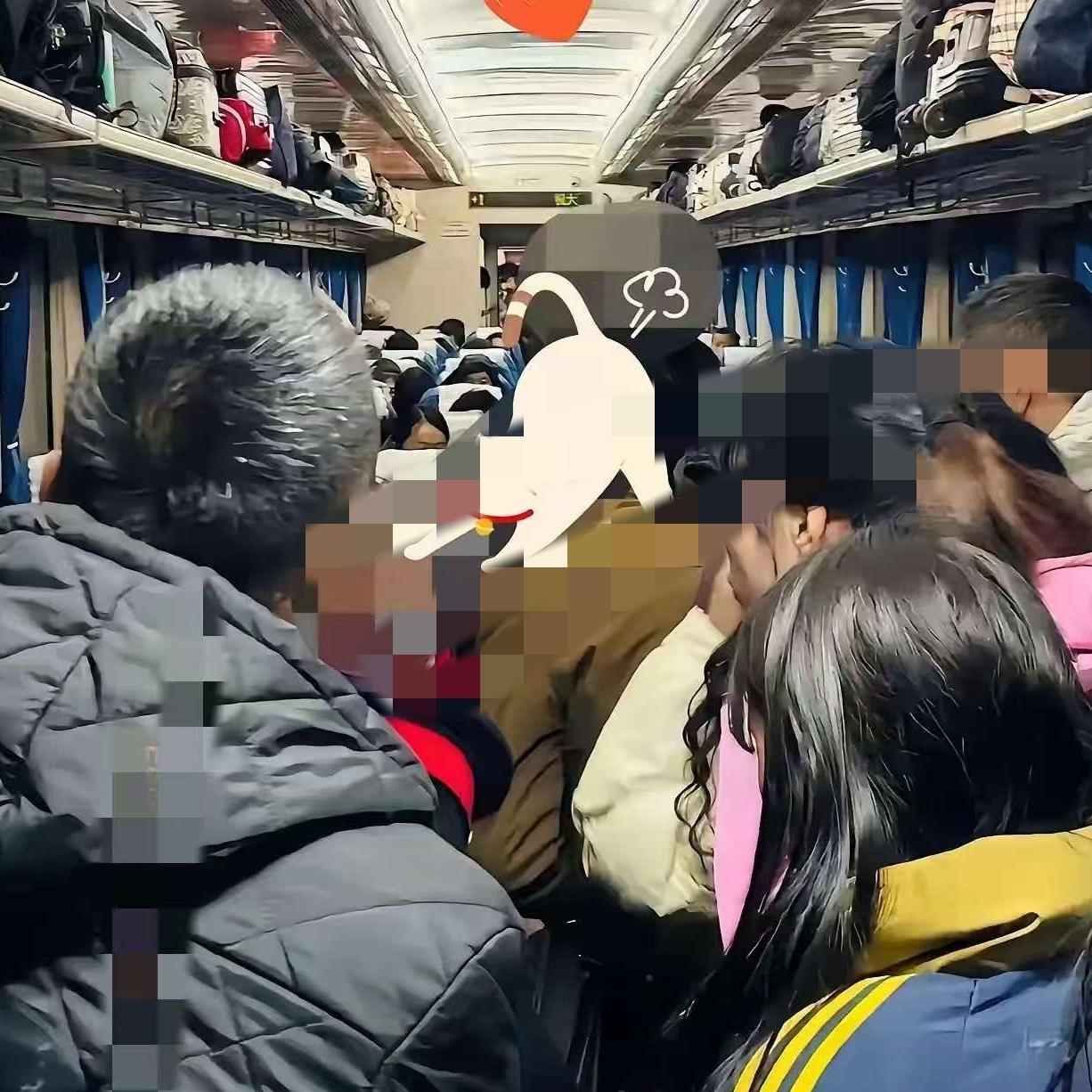 飞机懵了，高铁愣了，大巴更是想不到，今年春运的出行顶流居然是哐当哐当的绿皮车