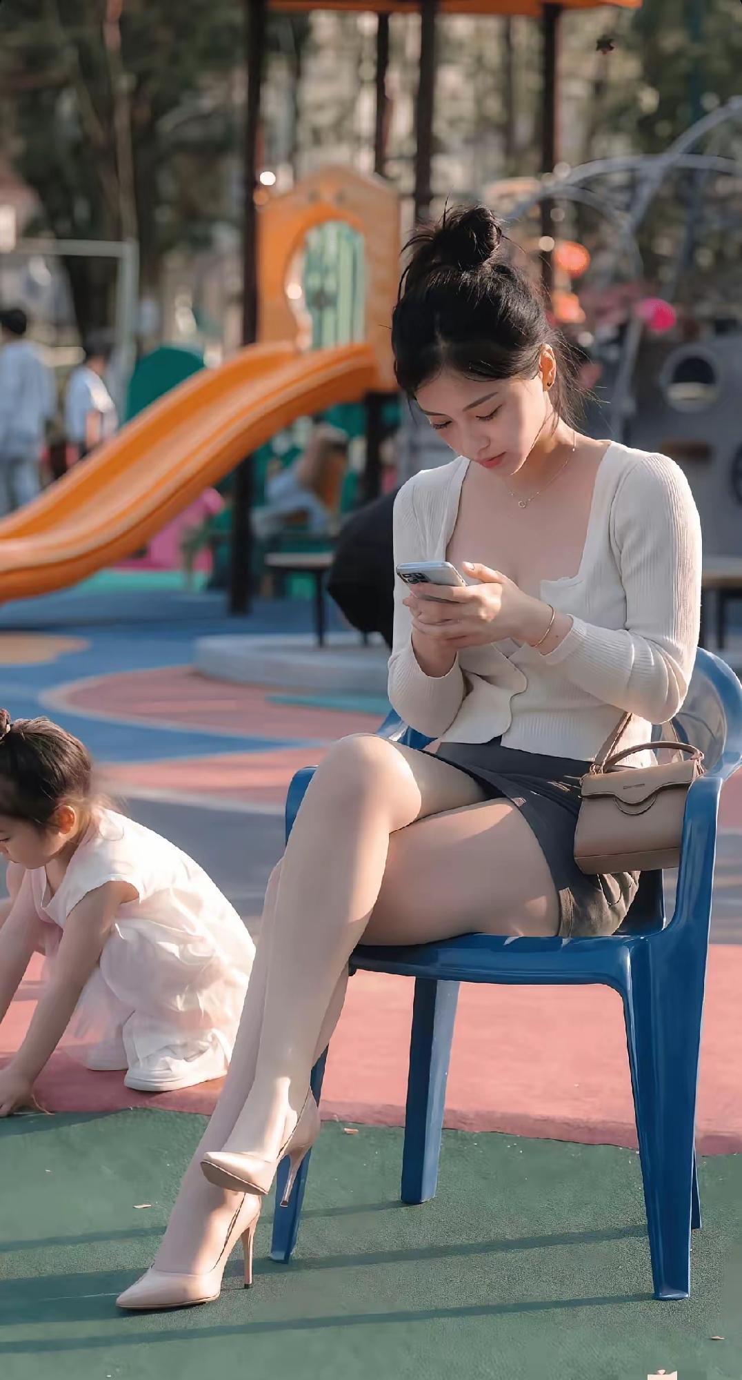 这位美女是幼儿园老师还是学生家长，这身材也太好看了。