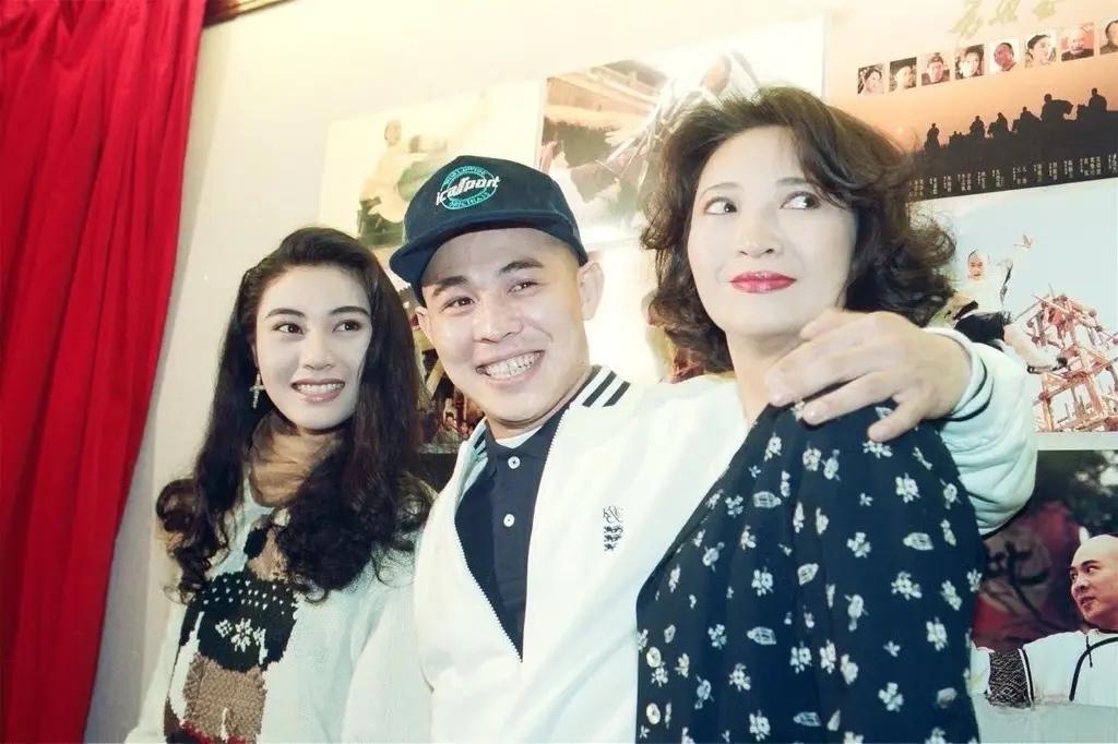 1993年，23岁的李嘉欣与李连杰、萧芳芳合影，三人出席电影《方世玉》的活动。