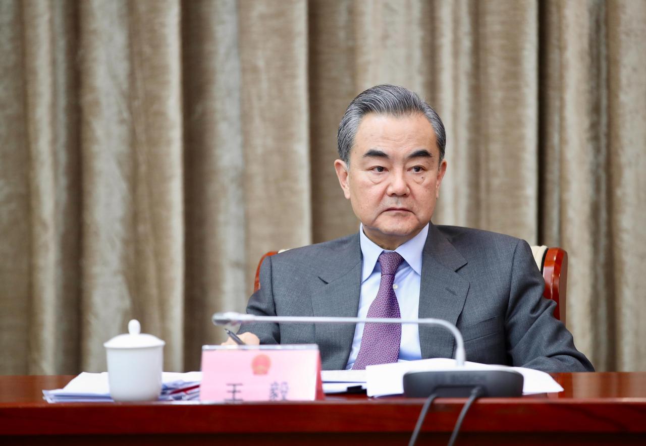 布鲁塞尔正跟着美国指挥棒，拿电动车关税跟咱们硬碰硬，妄图建起反华铁幕。可你猜怎么