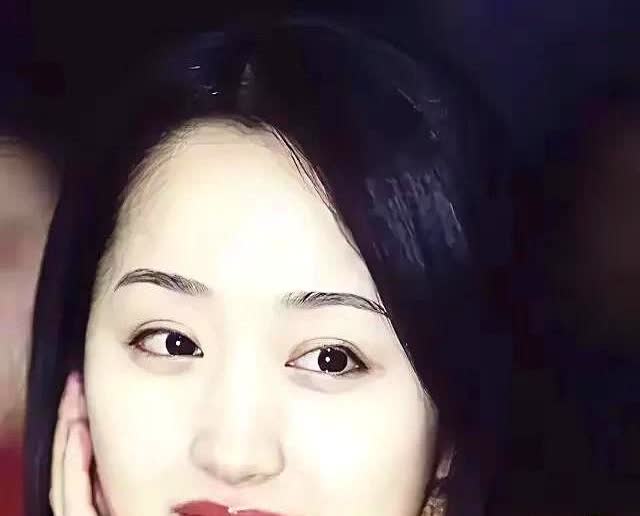 有人把楚铃和杨钰莹拉出来“掰头”啦！这边楚铃168cm大高个，广西艺术学