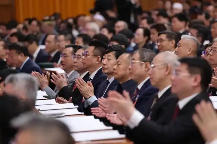 事关14亿人吃穿住行的重磅会议刚刚落下帷幕，1.8亿老年人的养老金又要涨了，每年