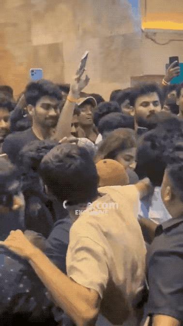 印度当红女星妮迪·阿加瓦尔最近在一场电影宣传活动散场时，被潮水般的男性“粉丝”骚