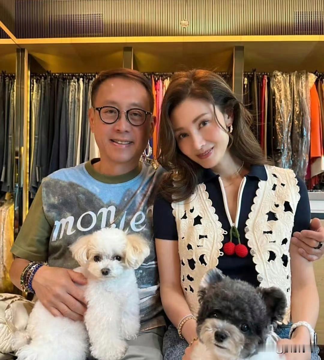 李嘉欣发了张和老公过七夕的合照，嚣张了一辈子，颜值还是一点没垮！[赞][赞][玫