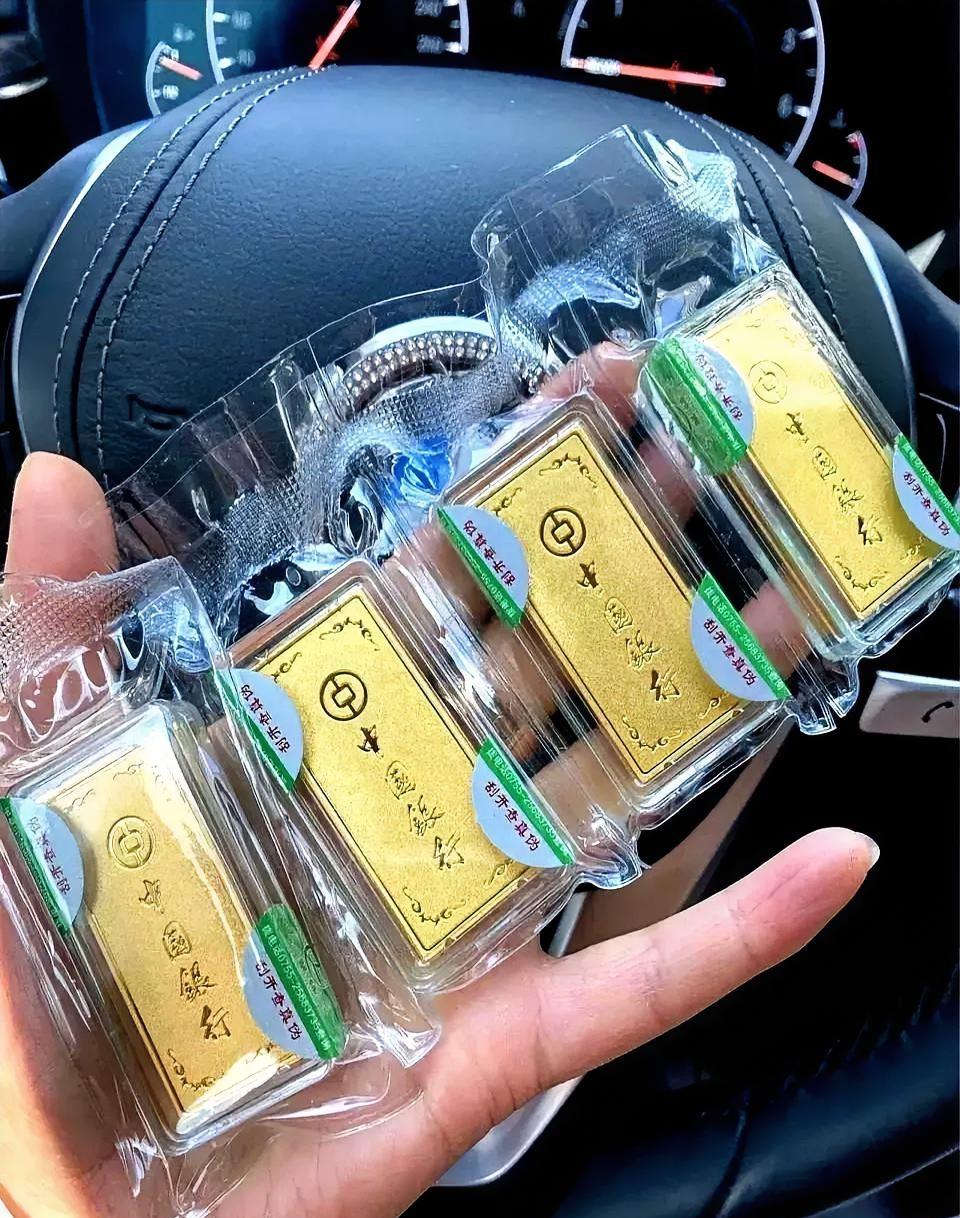 前几天没卖黄金的人，估计现在心里乐开了花！上周四金价还是988，刚刚发现已经