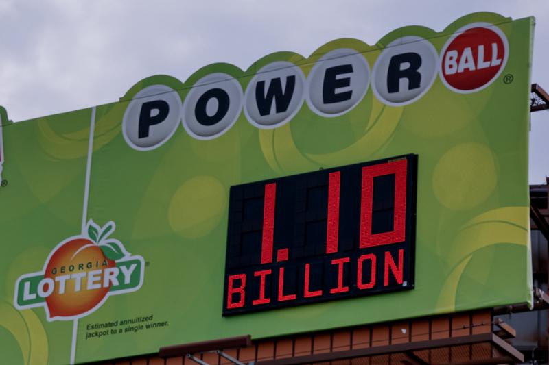 美国彩票界又出大新闻！当地时间24日，阿肯色州一位彩民成了超级幸运儿，中了18亿