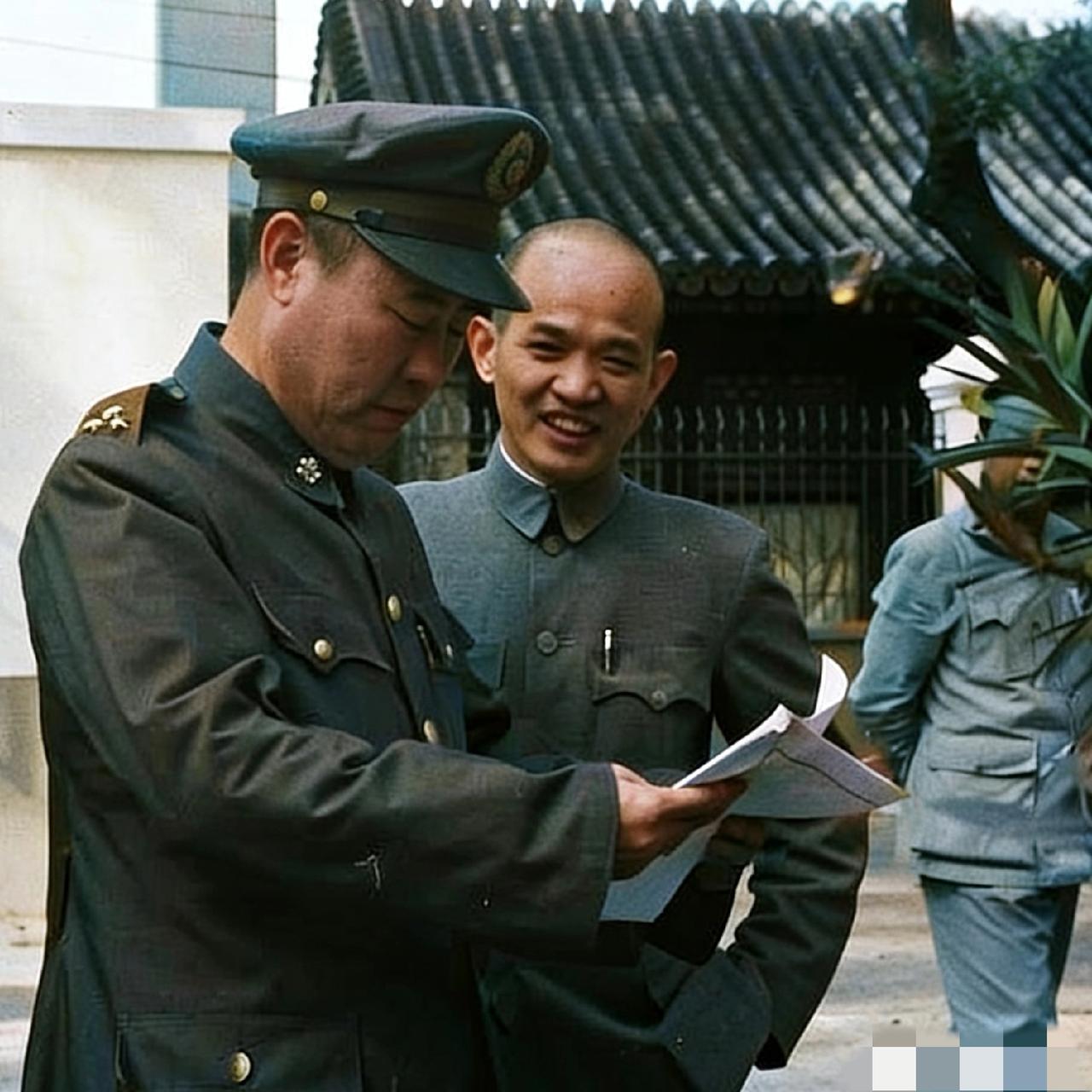 1948年，傅作义与俞济时，留下了这一张罕见的合影。镜头里二人并肩伫立，傅作义正