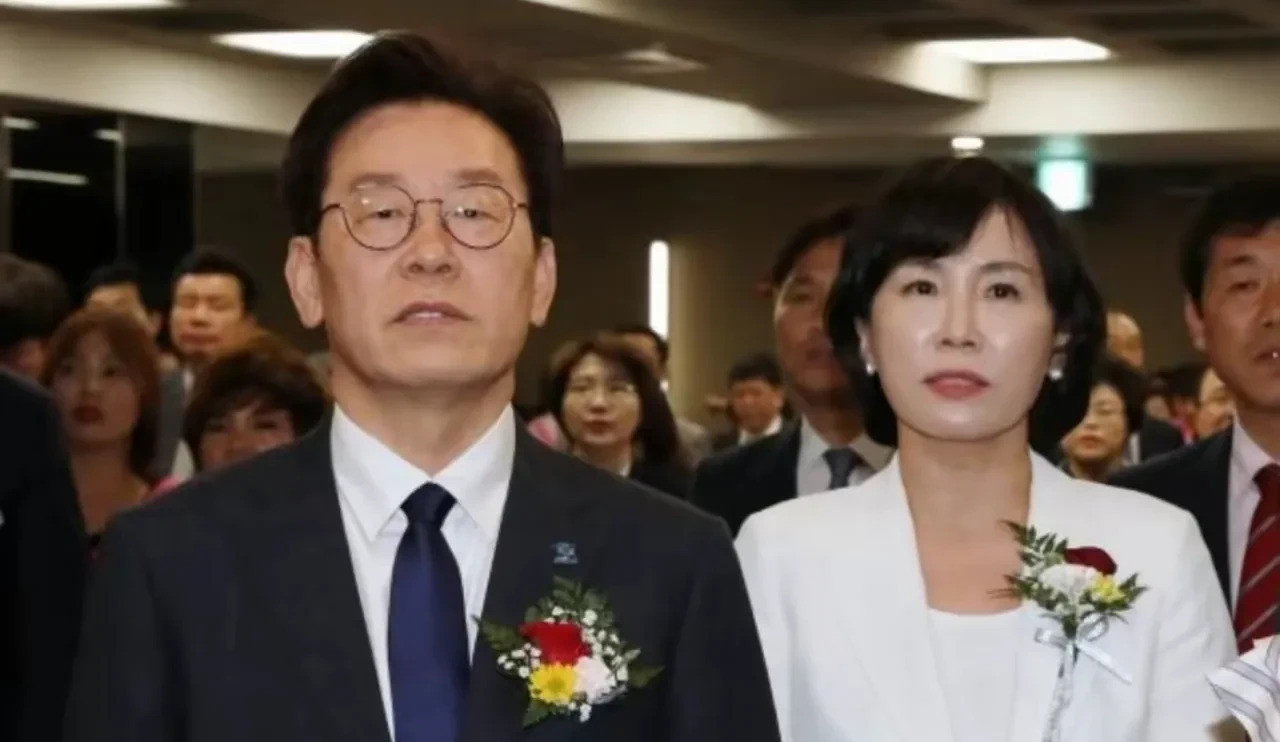 新夫人惹祸，总统恐难摆脱魔咒天大的讽刺！这边新总统李在明
