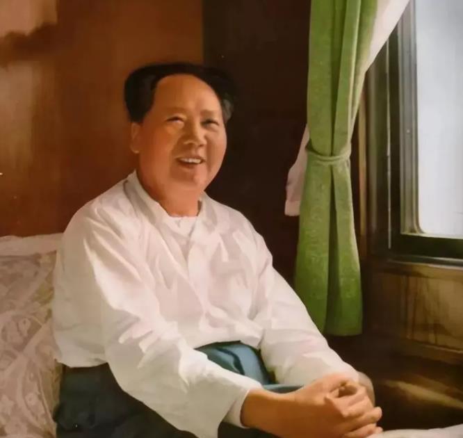 1958年深秋，毛主席在专列上与张治中对话，毛主席用竹篮打水的比喻，形象地表达了