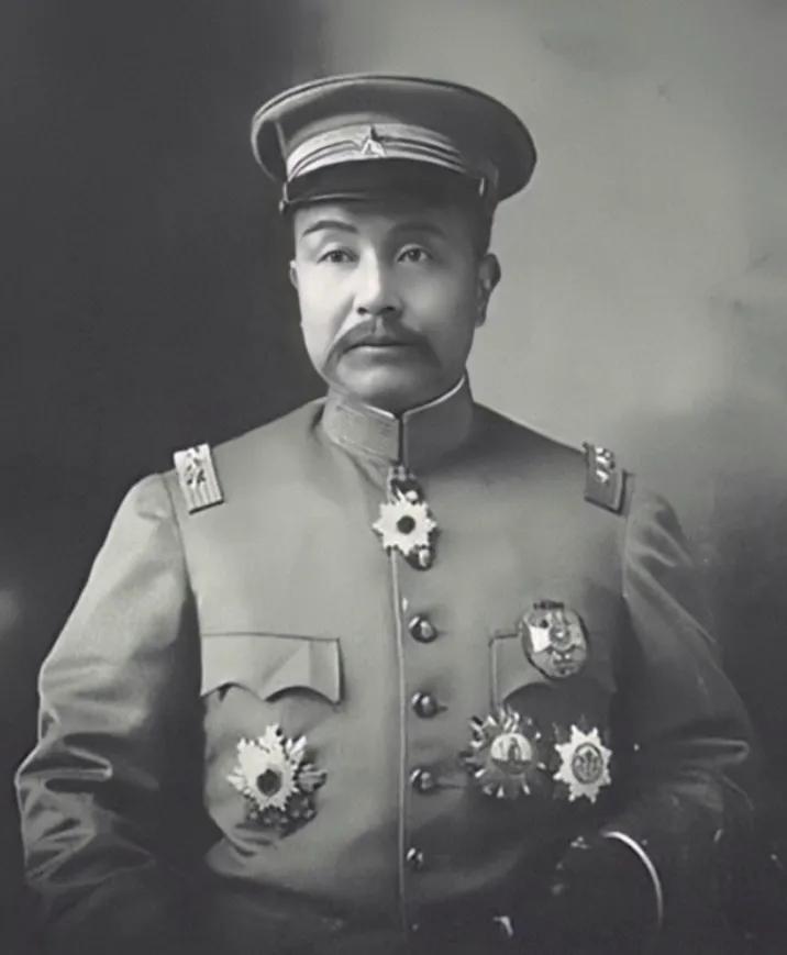 1916年，临死前袁世凯把儿子叫到床前：“你不要送葬，开枪打死穿红衣服的人”，几