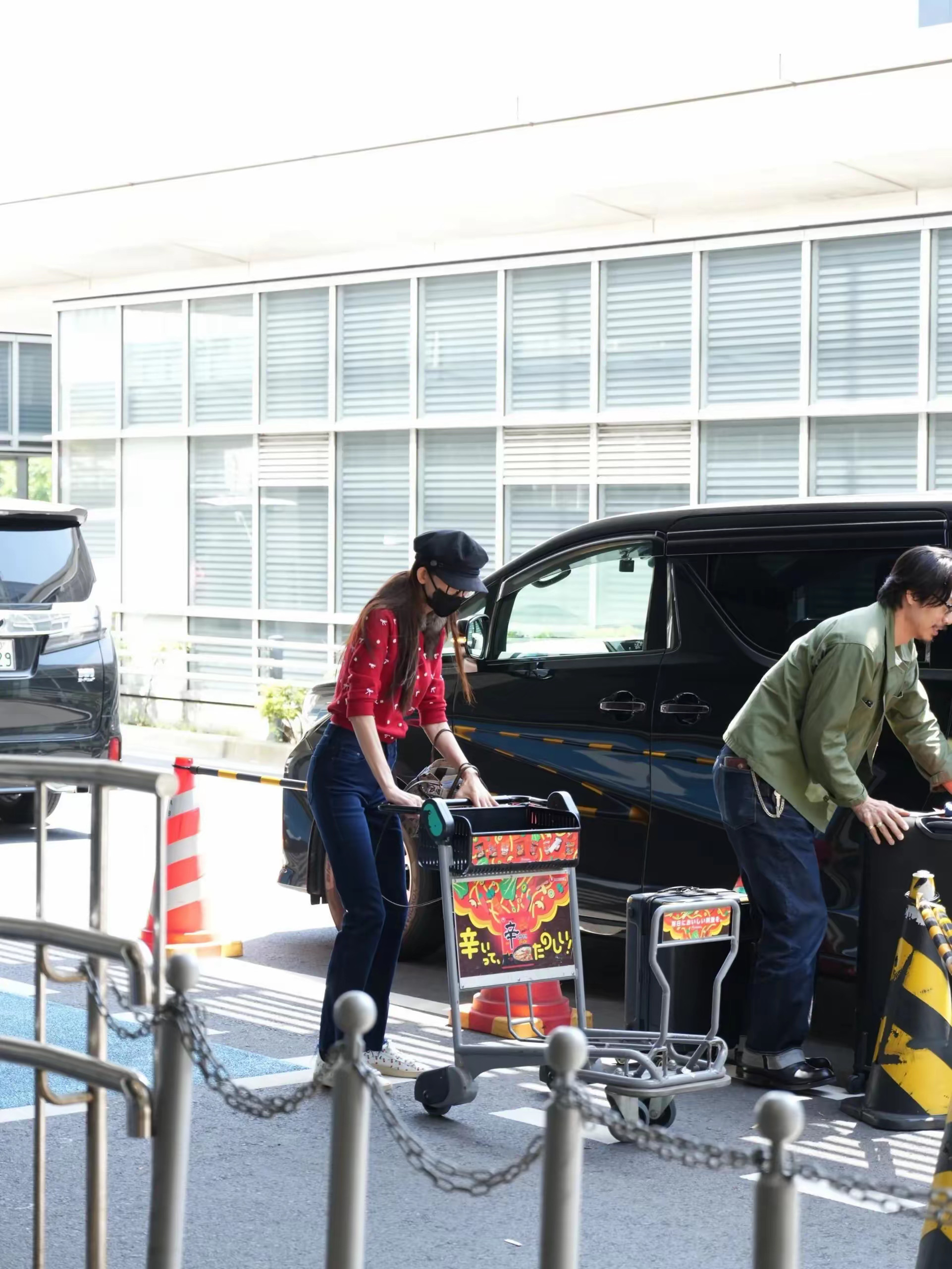 林志玲回日本了。可能是因为她现在没有经纪公司吧，只有老公一人去接她​​​
