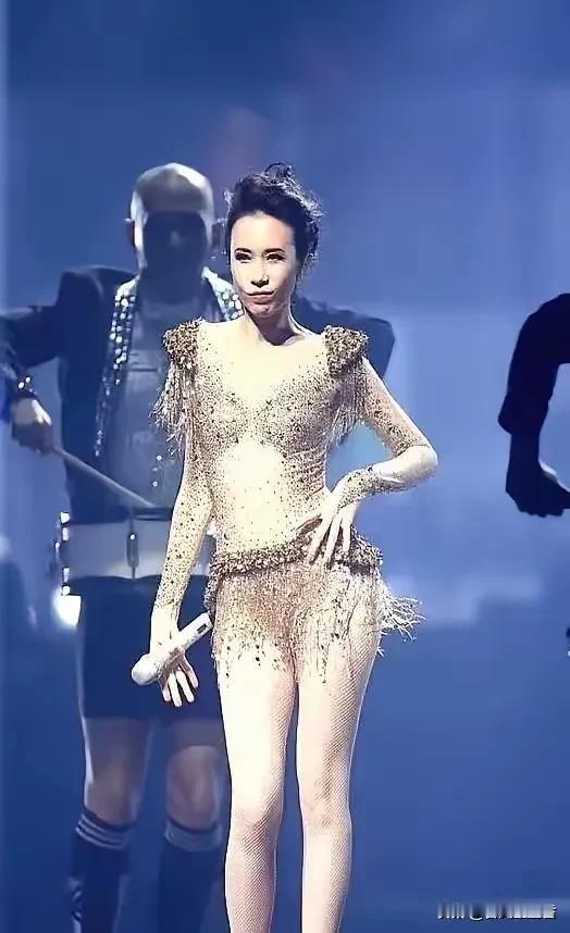 莫文蔚演唱会的着装真是引发了不小的争议。她那身银色亮片短款look，利落剪裁加上