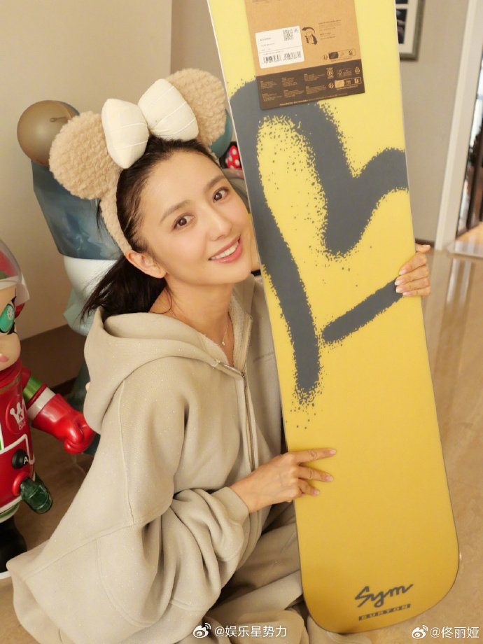 佟丽娅连续三年收到苏翊鸣送的滑雪板佟丽娅今年一定站上索道苏翊鸣连续三年送滑雪