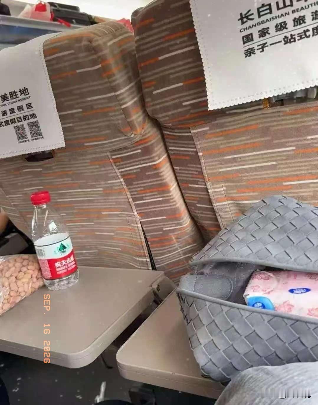 近日，一名女子乘坐高铁时，闻到一股浓烈刺鼻的白酒味。转头发现邻座男子正在饮用装在