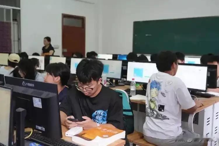 低学历的父母在子女高中时期就已经被子女看不起了。去年侄儿高考后面临填
