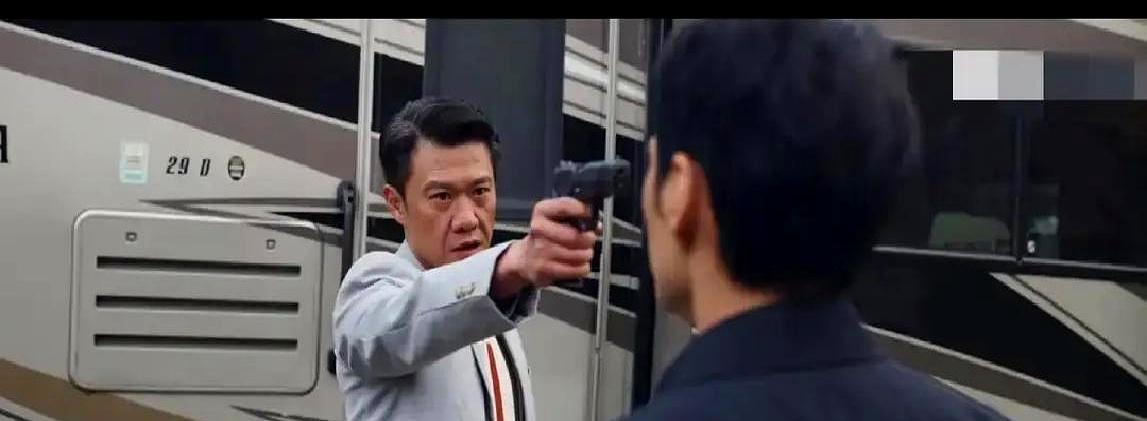 《我的阿勒泰》大结局，没追剧的你真的会后悔。多杰靠野果泉水在雪缝里活下来，白菊