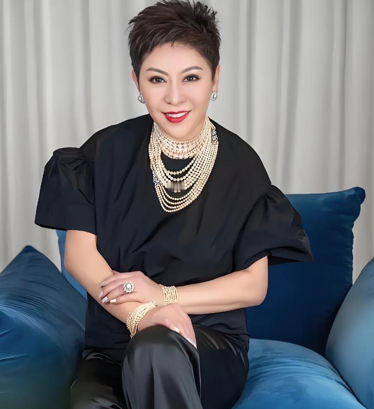 向太最近公开了家里的账目，台北月子中心花了28万，保姆一年工资40万，给郭碧婷办