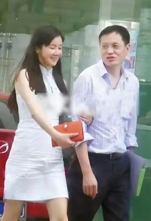 孙菲菲一大早又冲上热搜榜！爆料前夫幻想她跟各种男人外遇[汗]原来在美国时，孙菲