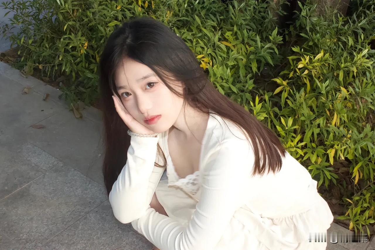 红袖添香夜，月照美人妆。