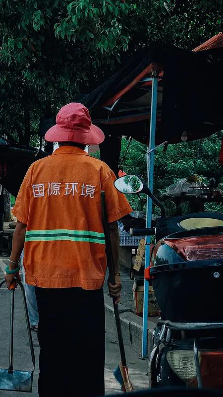 我支持给环卫工配“电子工牌”，但前提是“技术必须服务于人”，而不是把工人变成算法