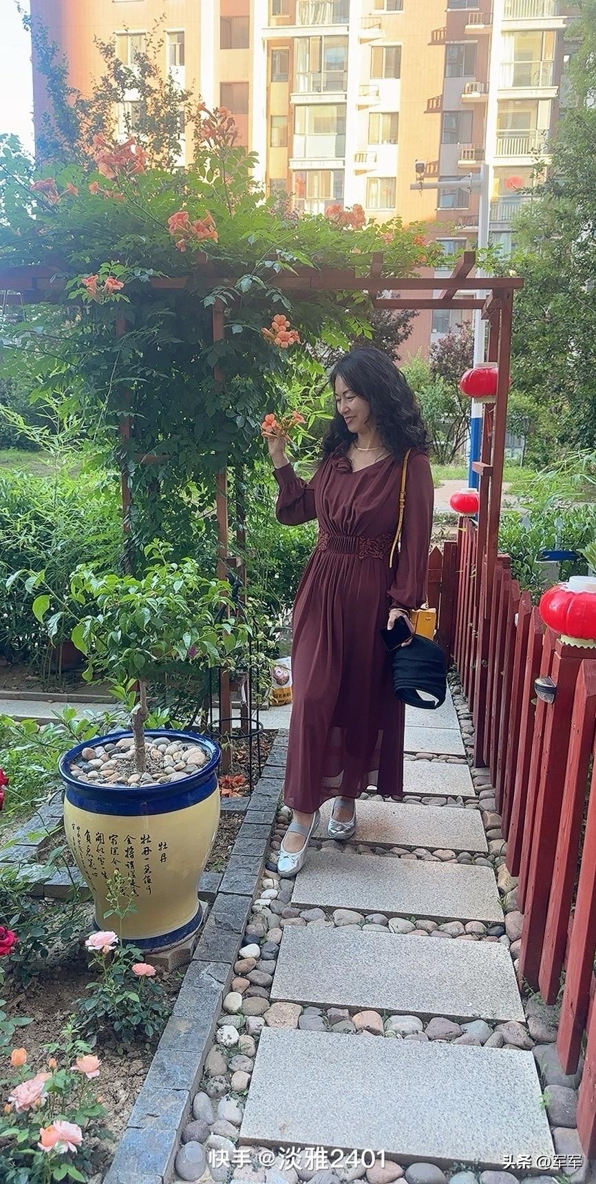 今天一个网友说我这个裙子太难看了，一看就是奇装异服低档货！[捂脸哭]我这个裙子