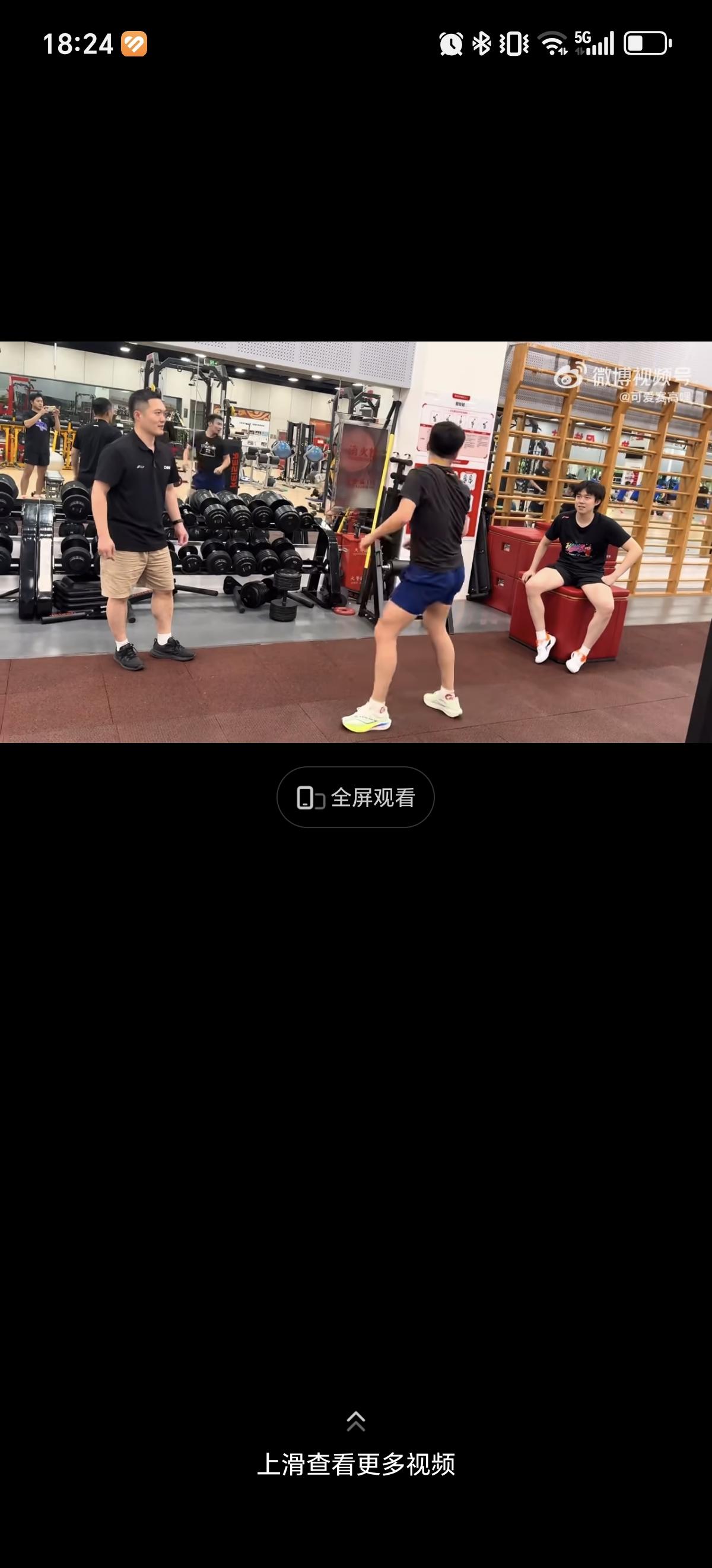 王楚钦和牛冠凯关系真好，牛冠凯热身训练王楚钦在旁边指导，王楚钦说一句牛冠凯就看他