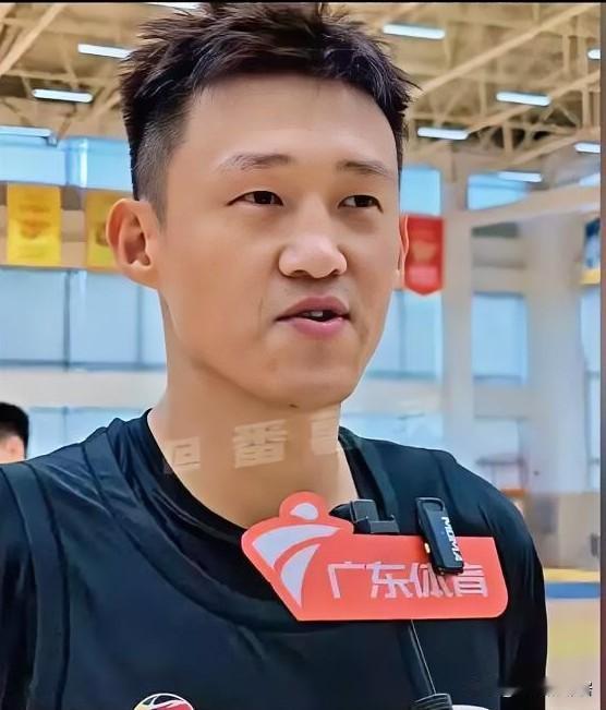 周鹏归队了，跟杜锋零交流。​昨晚广东宏远举行2026—2027赛季出征仪式，杜