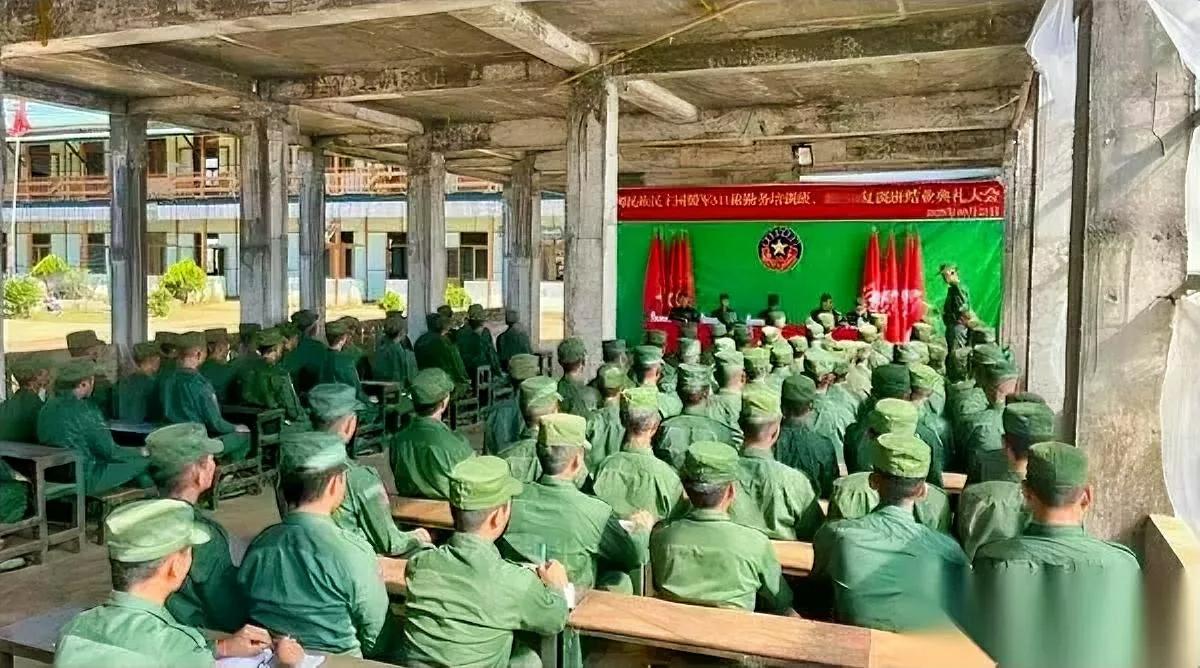 果敢恶魔父子被判死刑！曾灭门彭家的他们竟留致命隐患？白所成父子受审时，一