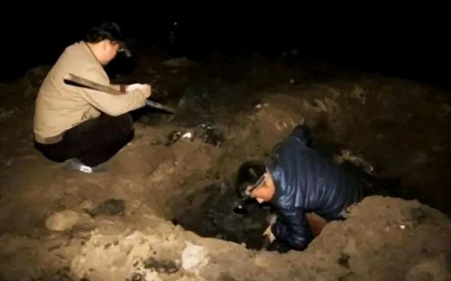 2018年，山东济宁两个盗墓贼合伙挖“九女堌堆”，期间1个盗墓贼尿急，跑到旁边方