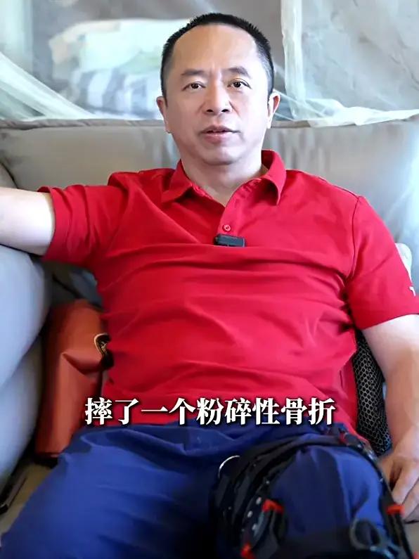 一句朋友圈，八个字，撕开了互联网大佬之间最后的遮羞布。56岁的周鸿祎攀岩时从3米高处跌落，左膝粉碎性