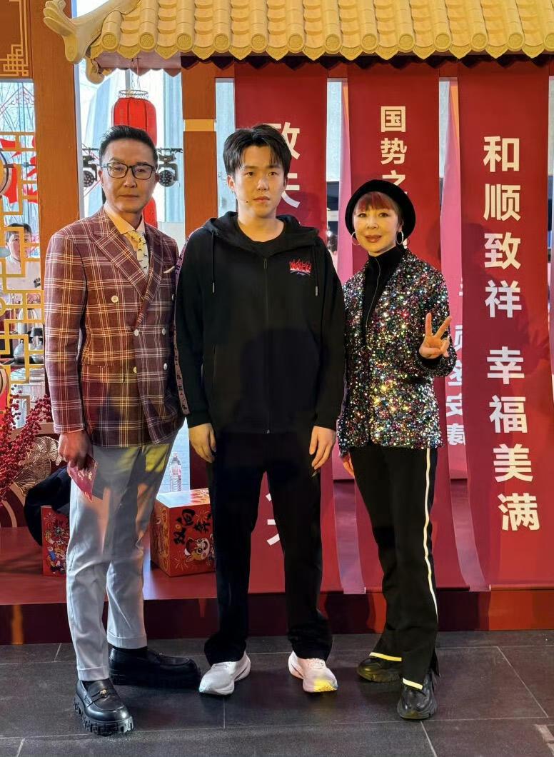 王楚钦首都院士新春联谊会后台和吴刚岳秀清夫妇合影​​​，原来现在活动舞台上的男