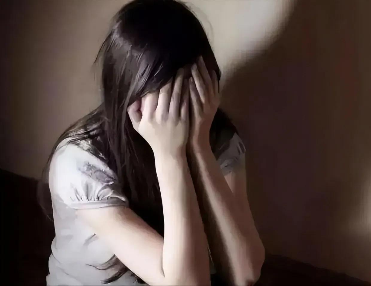 四川眉山，男子在酒吧喝酒时，认识了一名醉酒女子。不忍将女子丢在酒吧后，男子将女子