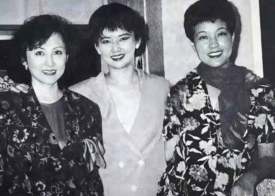 这是刘晓庆、胡慧中、郑明明在深圳的一张珍贵合影。彼时郑明明携胡慧中南下深圳考察旗
