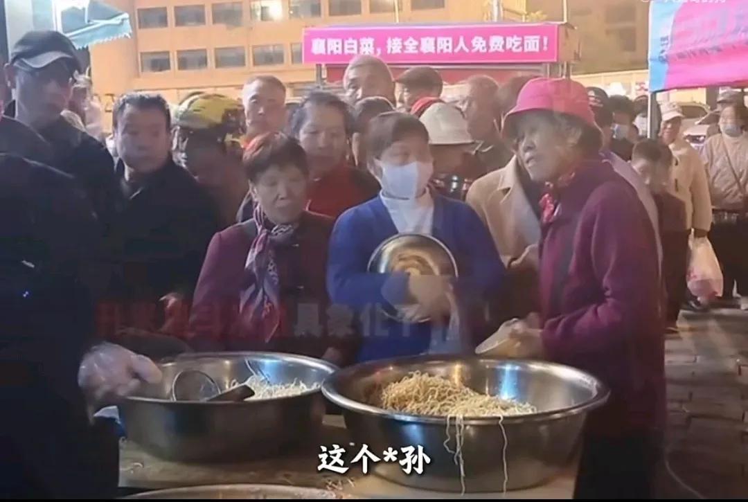 斗米恩升米仇，这个老人把它演绎的淋漓尽致，老板太寒心了。有个牛肉面老板做公益活