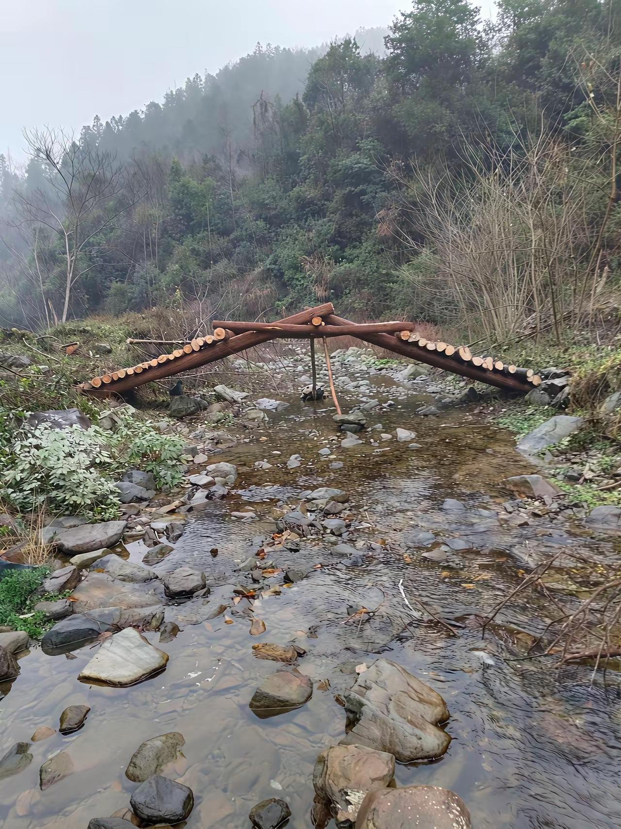 这桥是什么原理？竟然不需要任何钢钉，水泥，单纯就几根木头就可以架起一座木桥，真