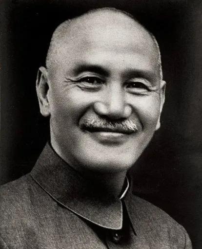 蒋介石晚年一心扶持蒋经国上位，没想到蒋纬国却掌握了军队，最终为了避免兄弟自相残杀