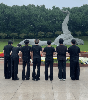 练习生国庆冒雨祭扫烈士陵园练习生冒雨祭扫烈士陵园少年心怀家国，细雨中致敬英雄。