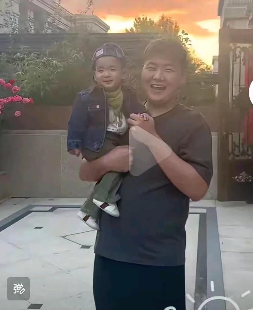 闫学晶老师的大别墅真气派，这么高端大气上档次的房子。普通人一辈子也挣不来，看看有