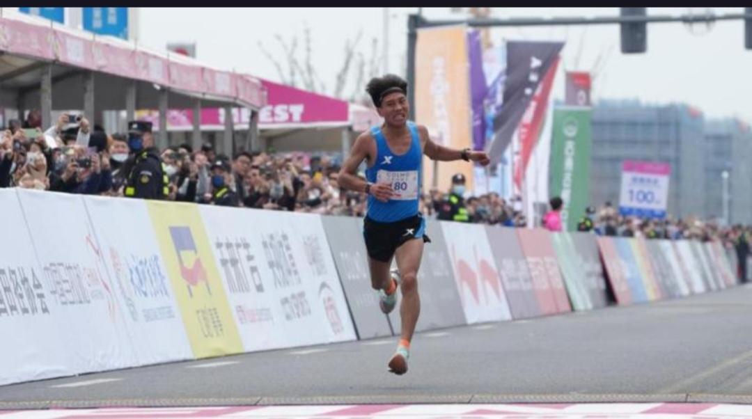15年等待终迎突破，新星何杰如何改写中国马拉松历史？2023年3月19日，在无