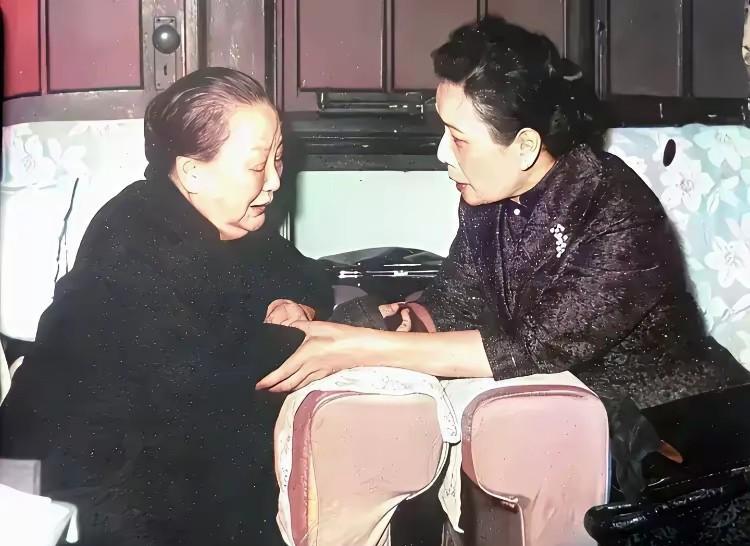 这是1962年胡适逝世后，宋美龄慰问遗孀江冬秀的照片。照片中两人手握在一起，宋