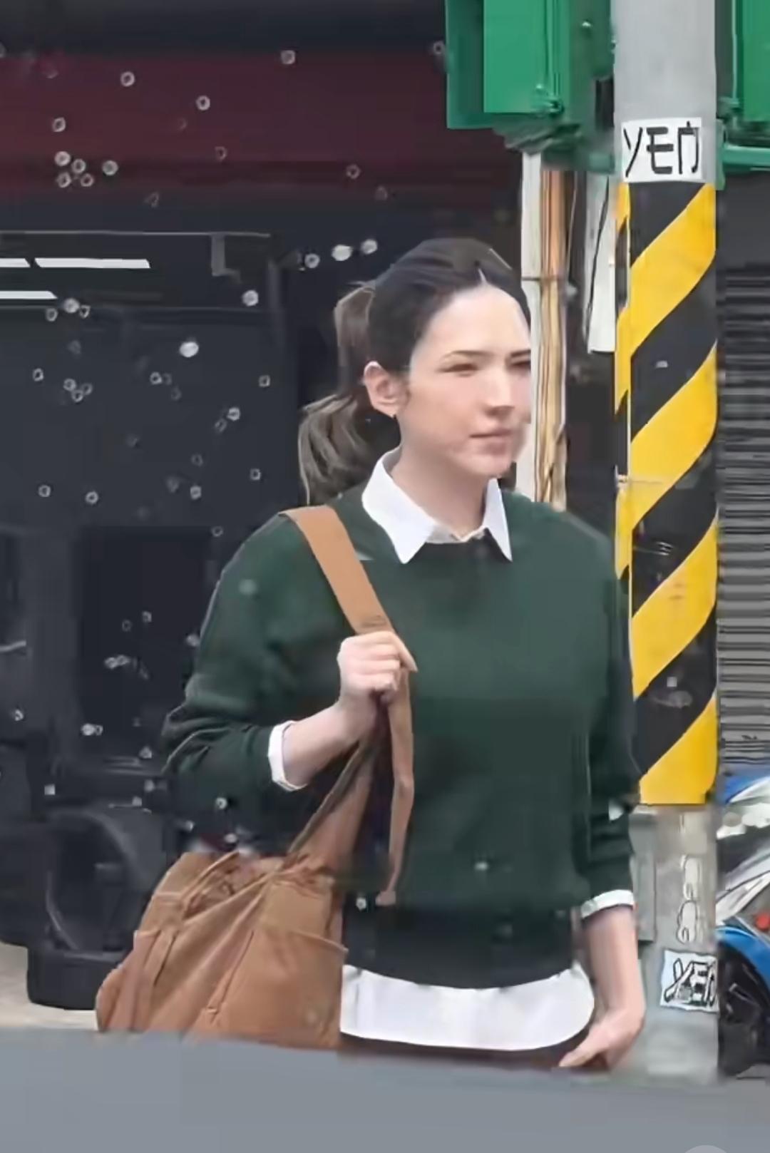 许玮甯产后首露面，背包逛街颜值略减，显然是产后还没恢复好，脸部感觉还是比较水肿，