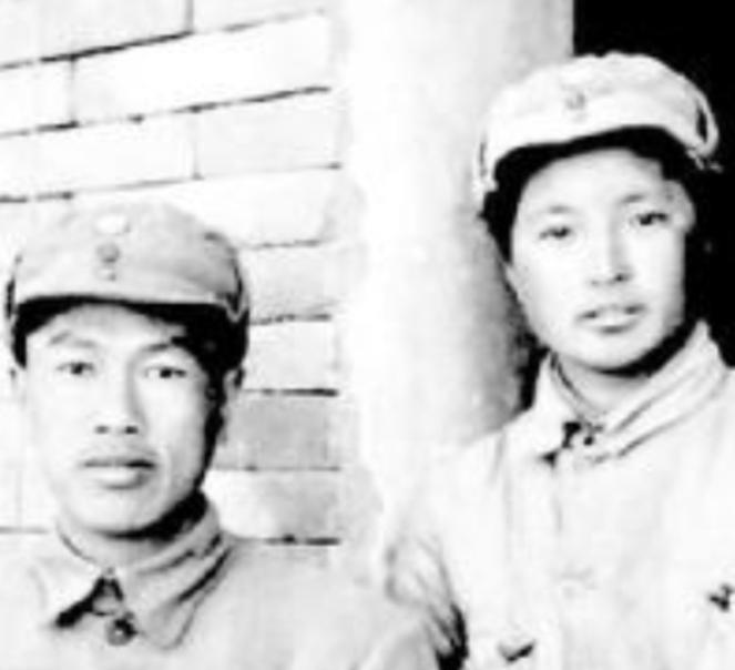 1949年，一位小战士在报纸上看到了邓华将军的照片后，指着他说：“这是我的亲生父