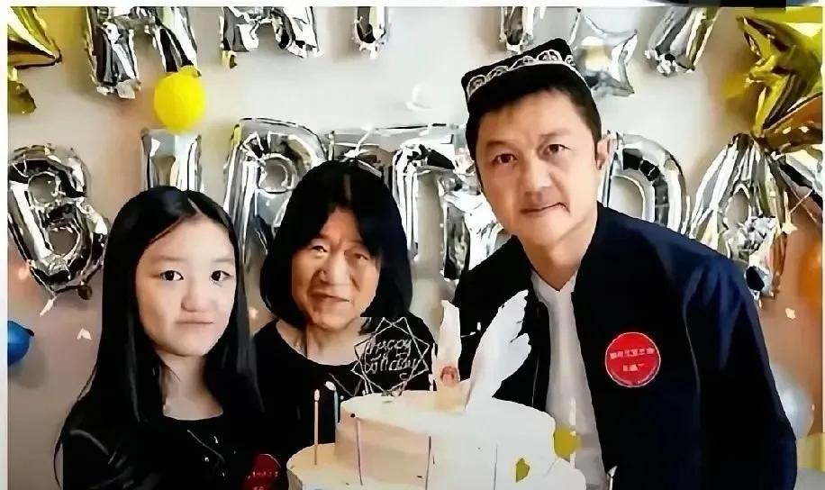 看李亚鹏的长相和妈妈长得真像，连小时候的李嫣都很像奶奶，幸亏李嫣的眼睛像王菲，要