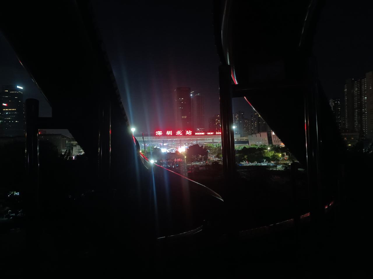 深圳北站中心公园的全国最长滑梯依然没有开放[捂脸哭]自2018年建成以来，无数有