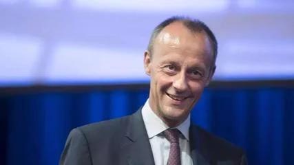 德国总理默茨到处接受媒体采访，表示欧洲要勇于担任，多次动员欧洲国家联合起来，一致