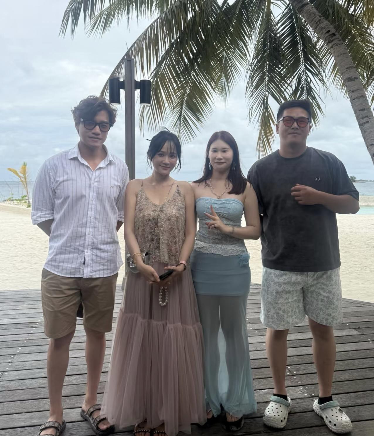 陈乔恩：吹着海风也太舒服了，这趟马尔代夫来得值。老公：看你气色这么好，整个人清清爽爽的。结婚四年，咱