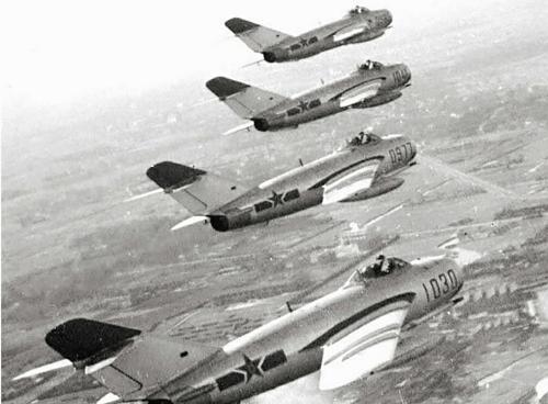 1965年4月9日，4架美军F-4B战机侵入我国海南上空，我军派出4架歼-5战机