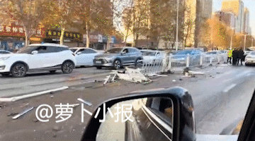 又又又！小米SU7撞烂百米护栏。根据“法治视讯”消息，12月1日河南濮阳华龙区